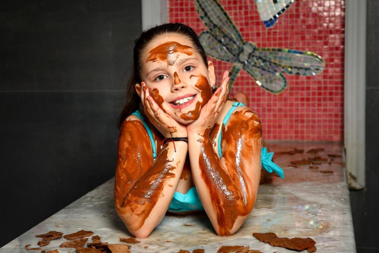 Hotel Arte Spa & Park Velingrad Luaran gambar A woman covered in chocolate