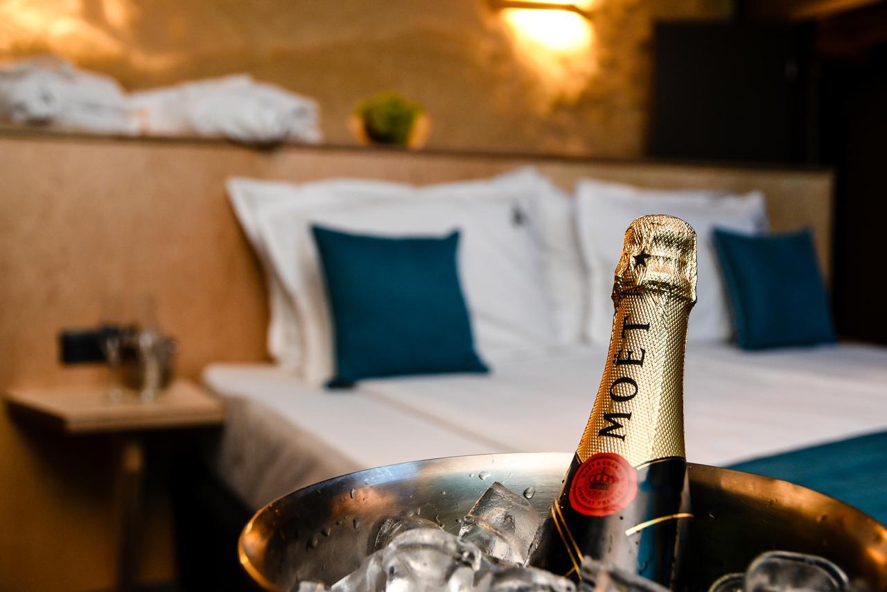 Hotel Arte Spa & Park Velingrad Luaran gambar A bottle of Moët & Chandon champagne